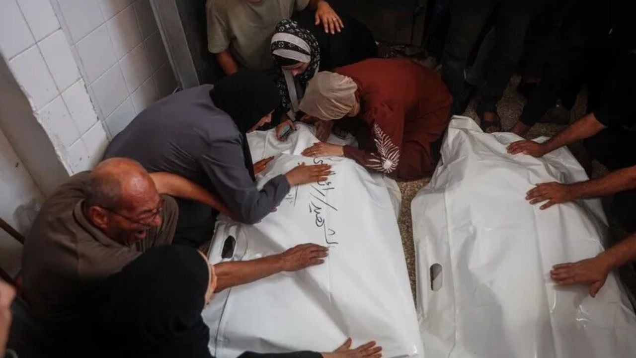 ‌গাজায় ধ্বংসস্তূপের নিচ থেকে ২১ ফিলিস্তিনির মরদেহ উদ্ধার