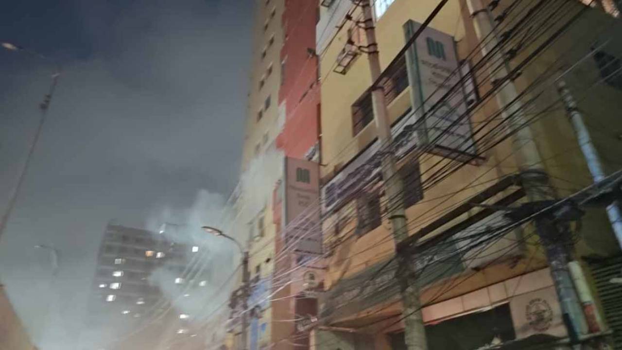 রাজধানীর মগবাজারে বহুতল ভবনে আগুন