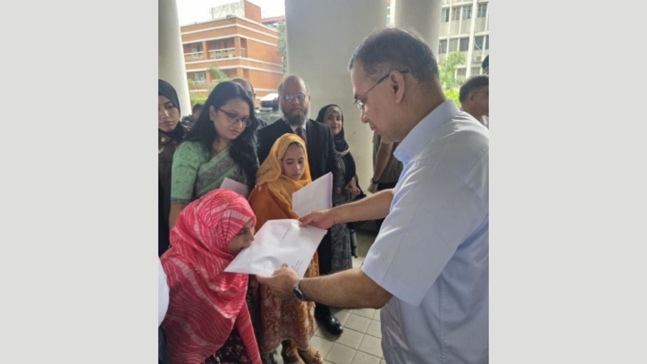 প্রতিবন্ধী ৩ ব্যক্তির হাতে নিয়োগপত্র তুলে দিলেন প্রধানমন্ত্রী