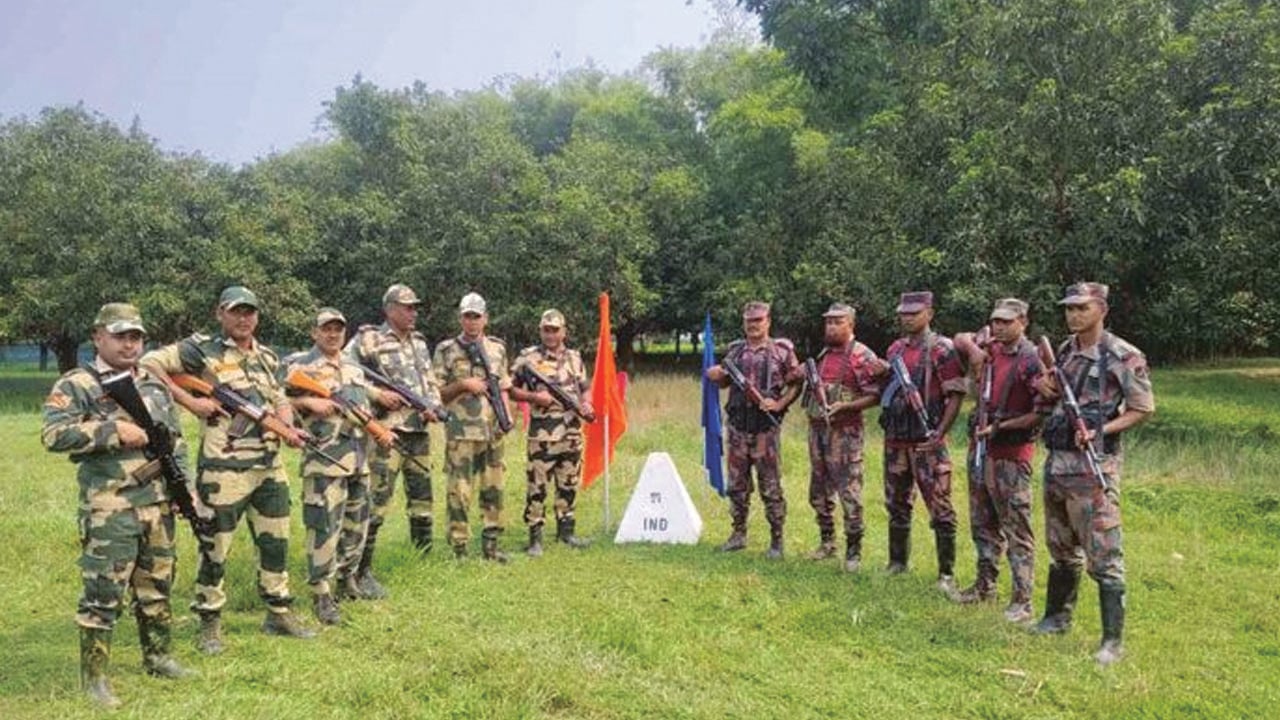 পাঁচবিবি সীমান্তে বিএসএফের কাঁটাতারের বেড়া দেওয়ার চেষ্টা