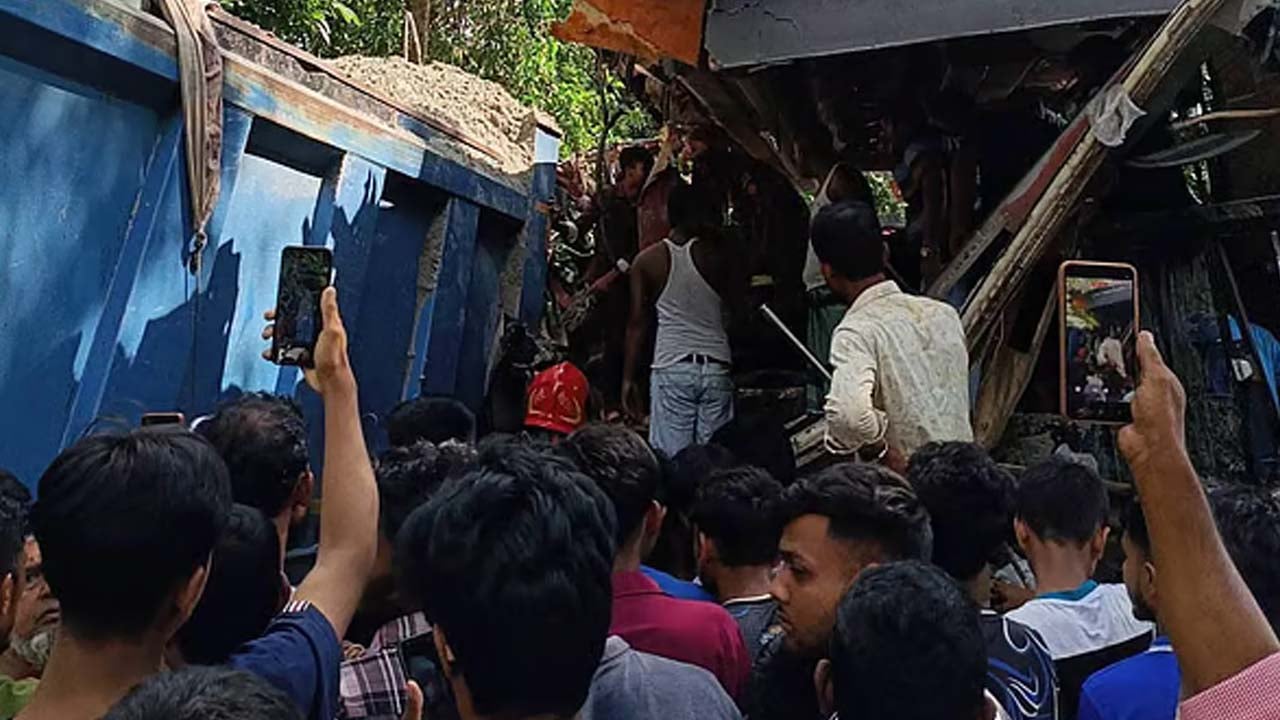 চাঁদপুরে বাস-ট্রাকের মুখোমুখি সংঘর্ষে প্রাণ গেলো ৩ জনের