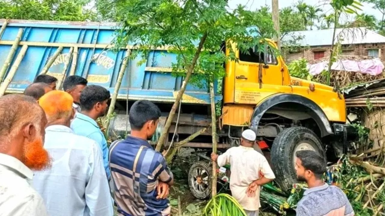 নীলফামারীতে ট্রাকচাপায় একই পরিবারের তিনজনসহ নিহত ৪