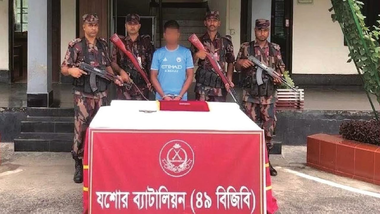 যুবকের প্যান্টের পকেটে মিললো কোটি টাকার স্বর্ণ