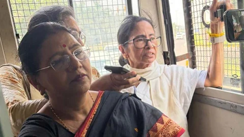 দিল্লিতে ধর্নায় বসে মমতা বন্দ্যোপাধ্যায় আটক