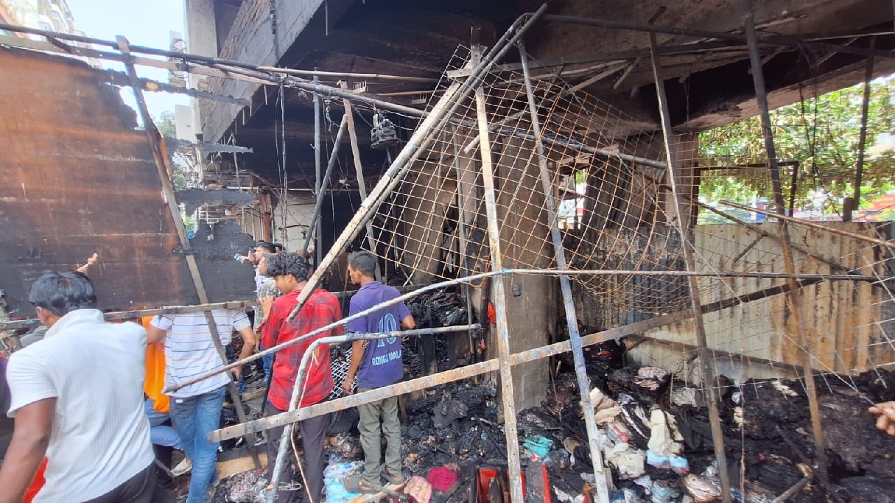উচ্ছেদ অভিযান চলাকালে হোপ মার্কেটের একটি দোকানে আগুন লাগে। এতে দোকানের মালামাল পুড়ে যায়। ছবি: সিজেডএন টোয়েন্টিফোর
