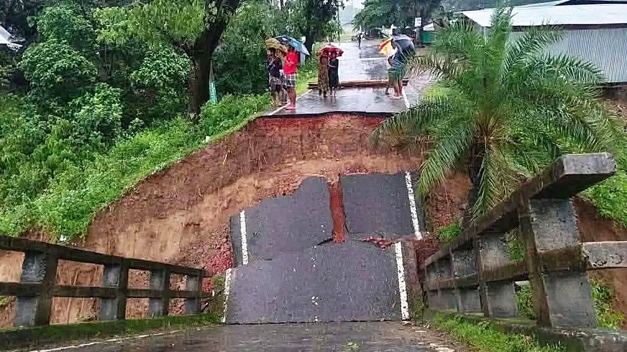 বান্দরবান-রাঙ্গামাটি সড়কে ধসে পড়েছে সেতু
