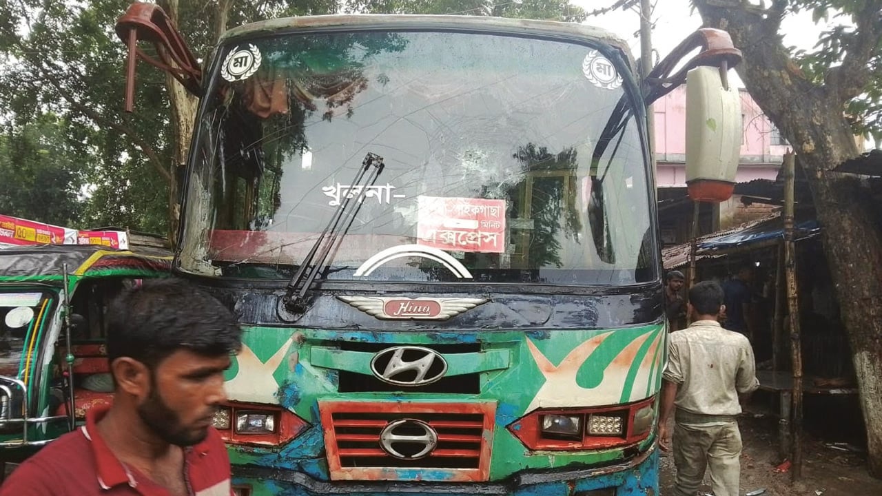 সাতক্ষীরায় বাসচাপায় স্কুলশিক্ষার্থী নিহত