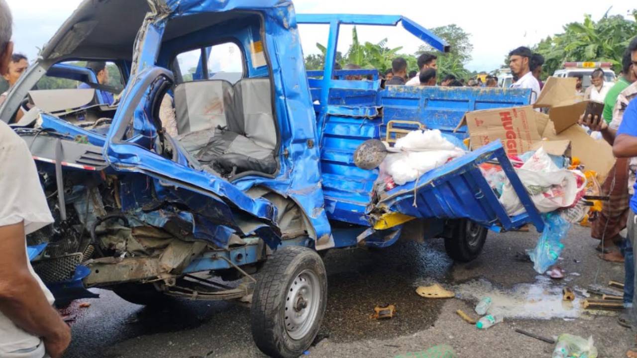 নেত্রকোনায় ট্রাক-পিকআপের মুখোমুখি সংঘর্ষ, নিহত ৪