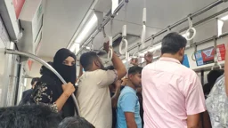 যান্ত্রিক ত্রুটিতে বন্ধ ছিল মেট্রো, আতঙ্কে যাত্রীরা 