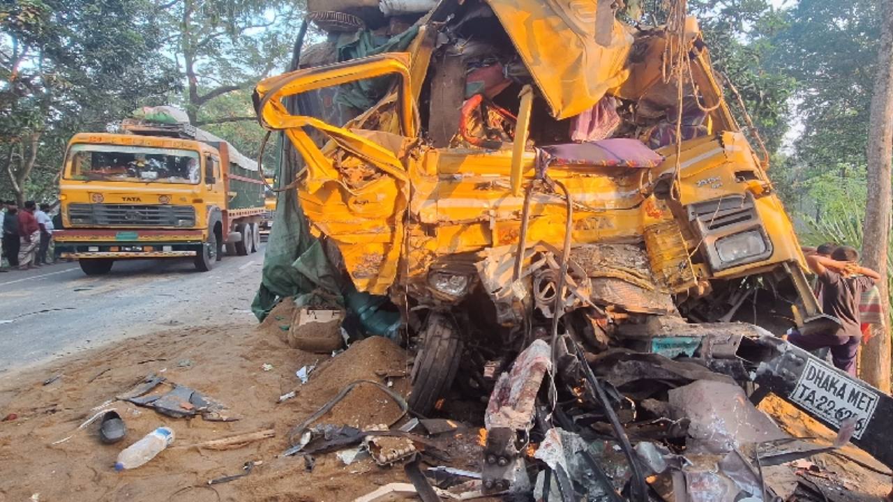 নাটোরে যাত্রীবাহী বাস ও ট্রাকের সংঘর্ষে নিহত বেড়ে ১৪