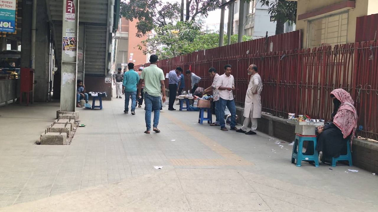 মিরপুর ১০ মেট্রোস্টেশনের ফুটপাত দলখ করে বসেছে হকাররা। ছবি: সিটিজেন জার্নাল