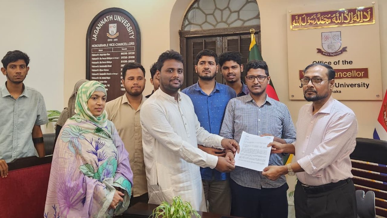 প্রক্টরের অপসারণসহ ৯ দাবিতে উপাচার্যকে স্মারকলিপি জকসুর
