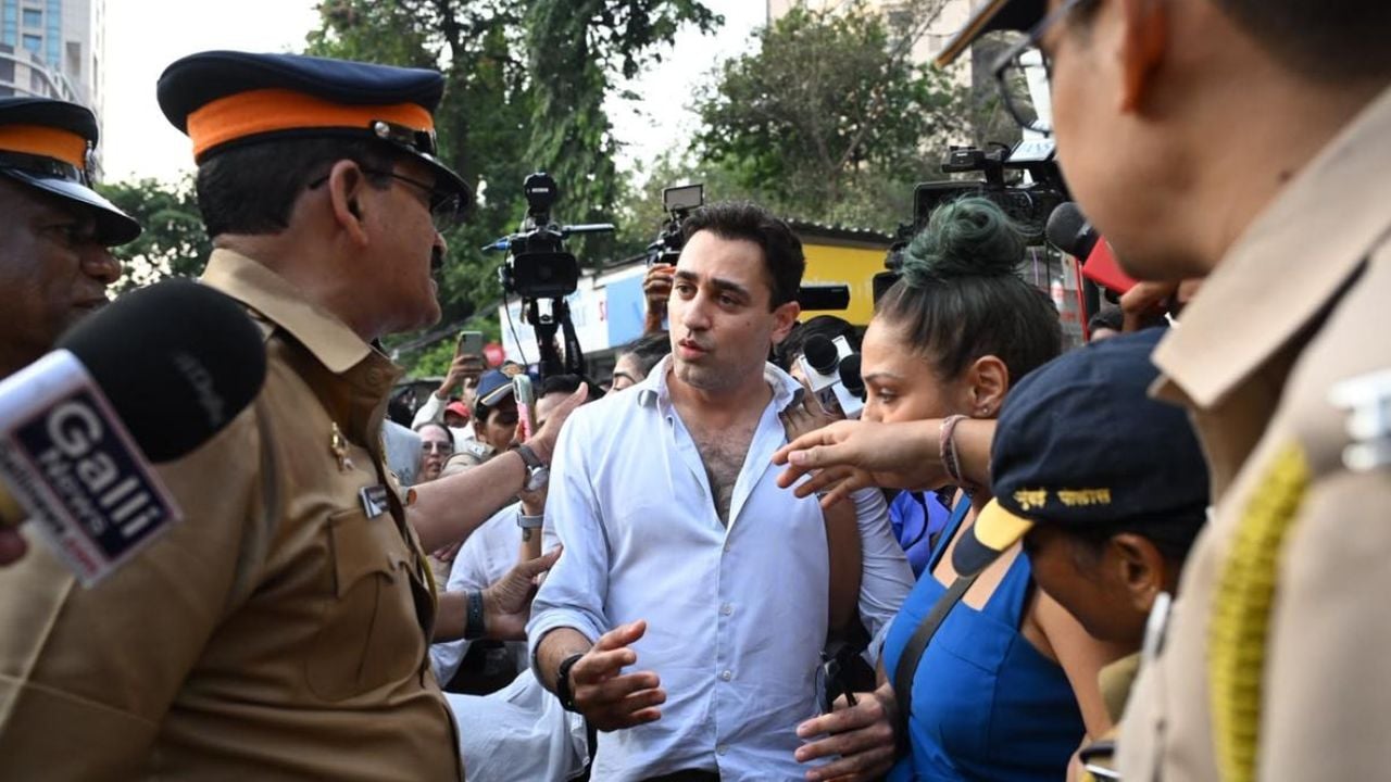 মুম্বাইয়ে বিক্ষোভ চলাকালীন অভিনেতা ইমরান খান আটক