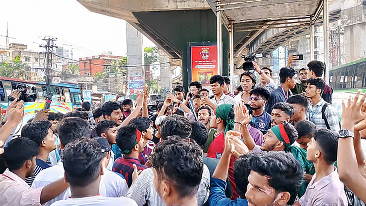 চট্টগ্রামে সড়কে এইচএসসি পরীক্ষার্থীদের বিক্ষোভ