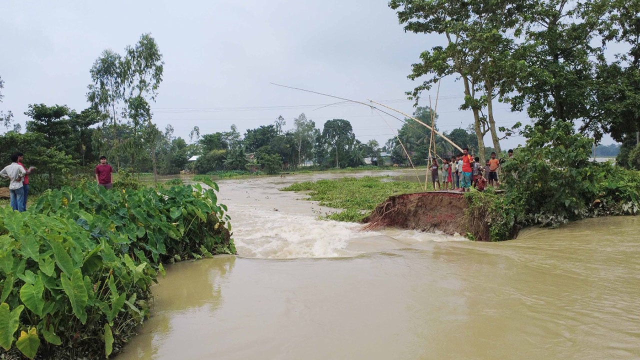 পানির স্রোতে সড়ক ধস, প্লাবিত ১০ গ্রাম