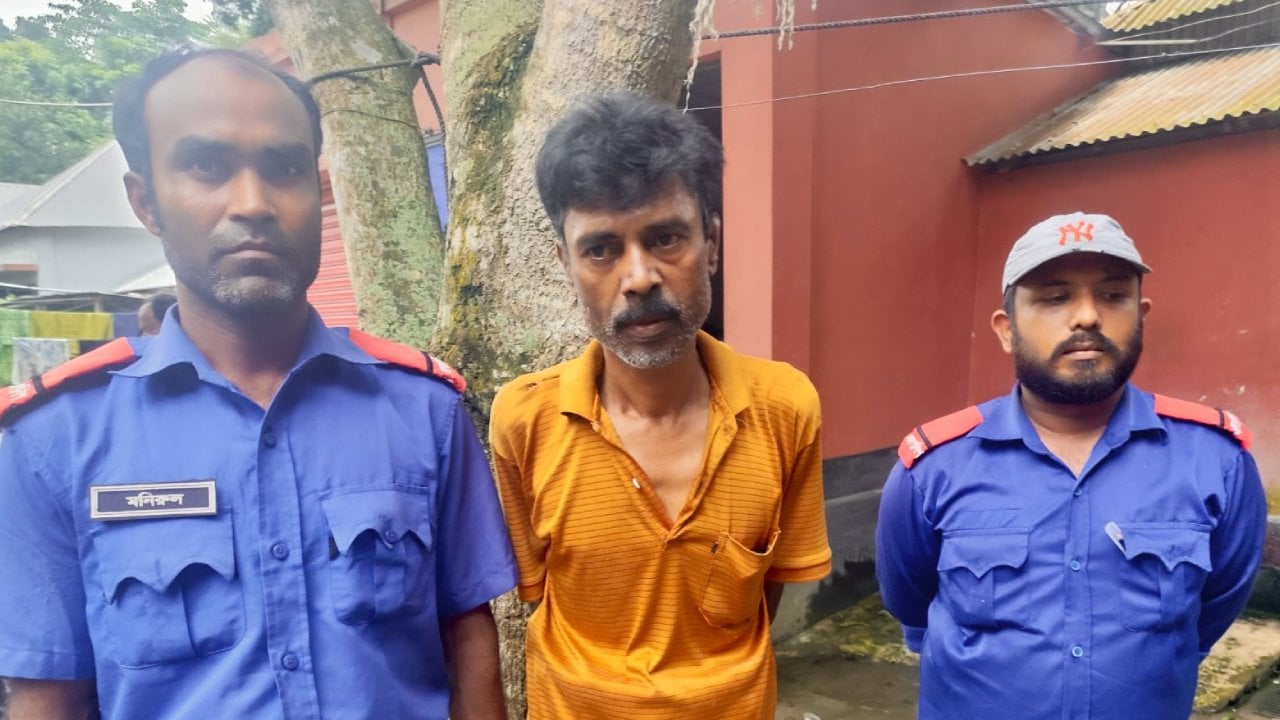 ১১ বছরের শিশুকে ধর্ষণের অভিযোগে সৎ বাবা আটক