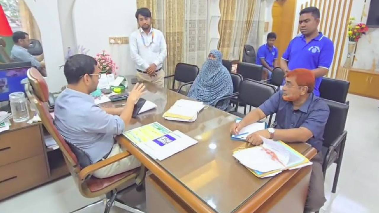 ইউএনও কার্যালয়ে ভুক্তভোগী মা মু্ন্নী খাতুনসহ অন্যরা। ছবি: সিজেডএন টোয়েন্টিফোর