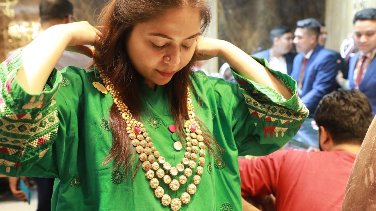 আজ যে দামে বিক্রি হচ্ছে স্বর্ণ