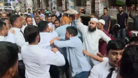 আখতারুজ্জামানের জামিন শুনানিতে জামায়াত-বিএনপি আইনজীবীদের হাতাহাতি