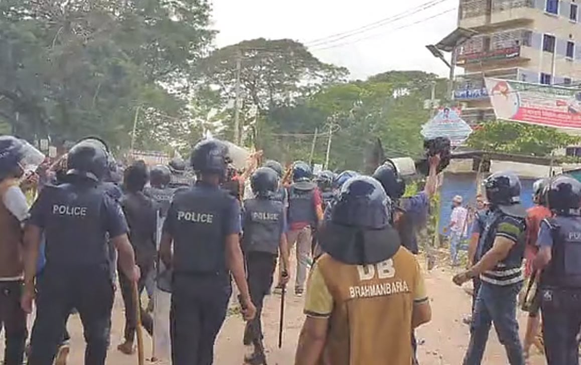 হজযাত্রীর লাগেজ হারানোর ঘটনায় দুই পক্ষের সংঘর্ষ, আহত ৩০