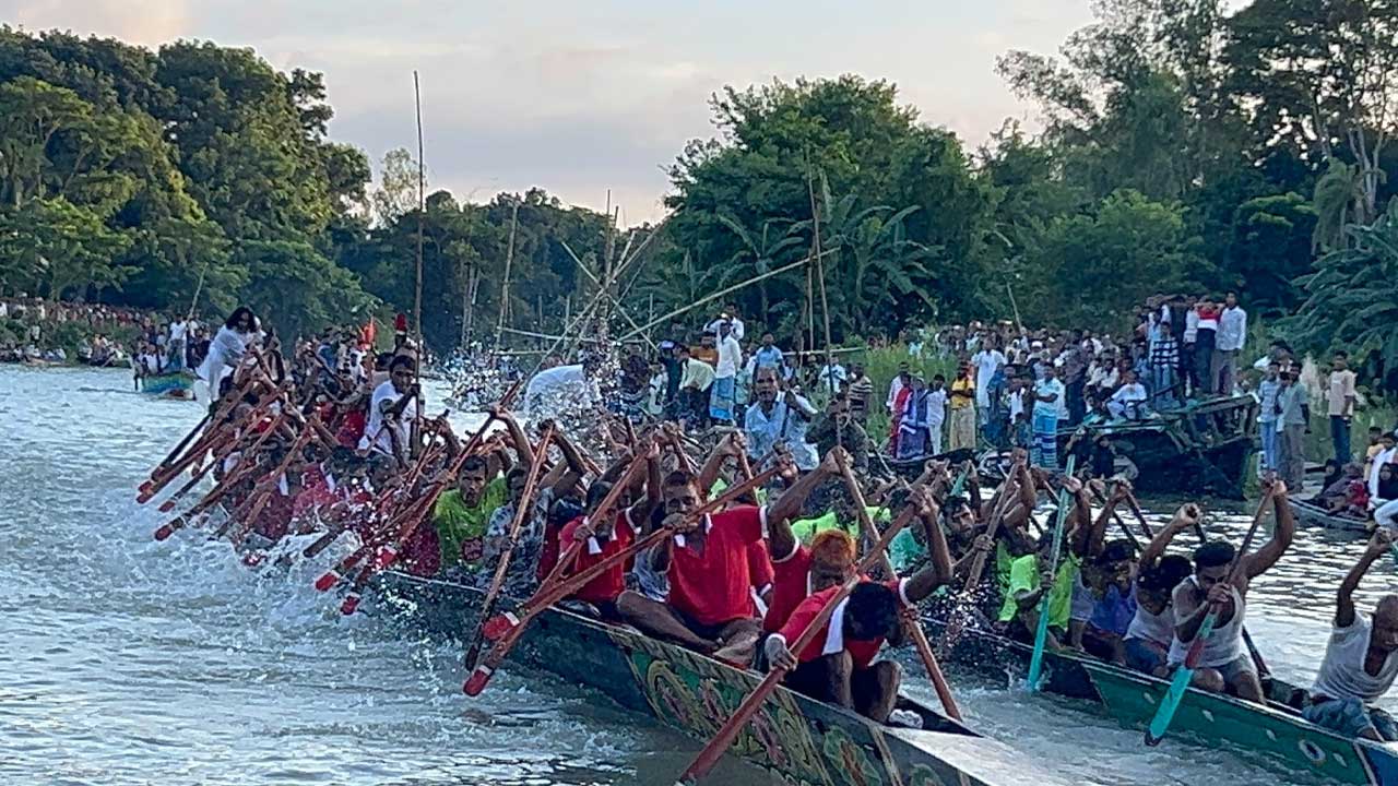 প্রতিযোগিতায় চলে হাড্ডাহাড্ডি লড়াই। ছবি: সিজেডএন টোয়েন্টিফোর
