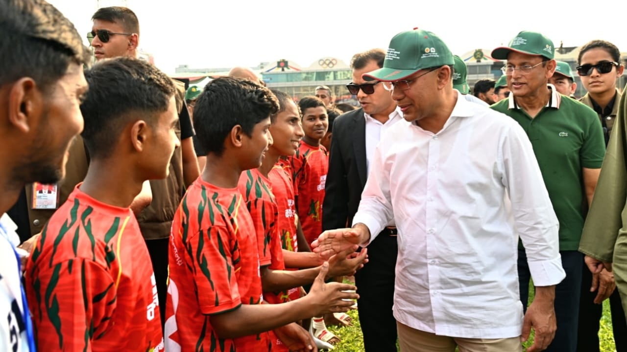 পতাকা উত্তোলন শেষে প্রধানমন্ত্রী যখন ফাইনালে ওঠা বালক ও বালিকা দলের খেলোয়াড়দের সঙ্গে হাত মেলান