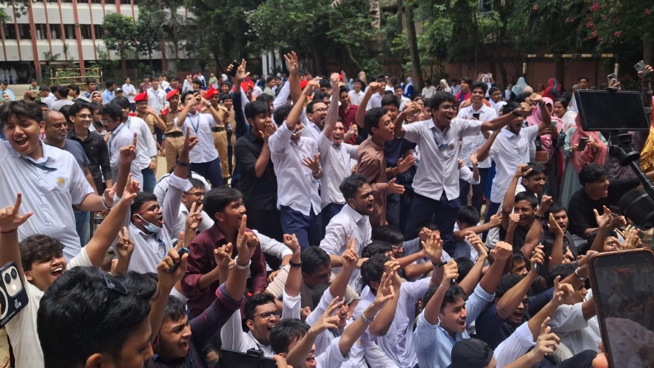 এসএসসি ফল পেয়ে ‘ভাইকিং রো’ স্টাইলে উদযাপন শিক্ষার্থীদের ২