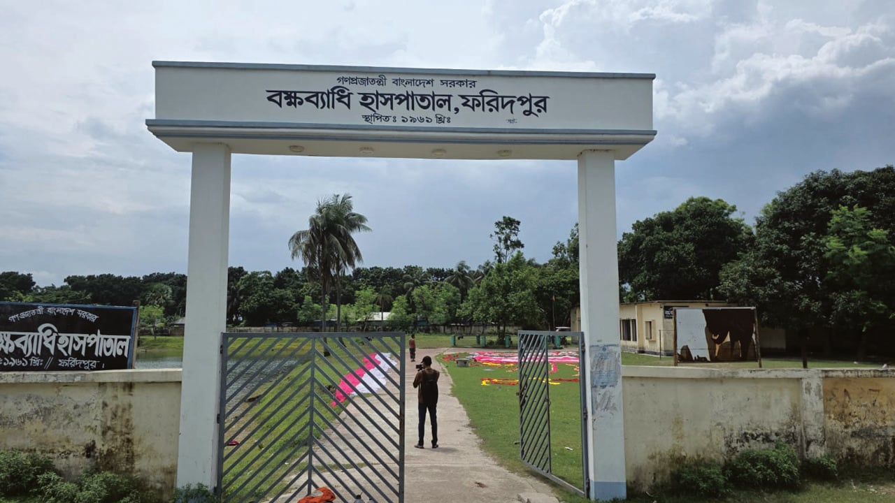 হাসপাতালে রোগী নেই, আছেন চিকিৎসকসহ ১৭ জন কর্মচারী