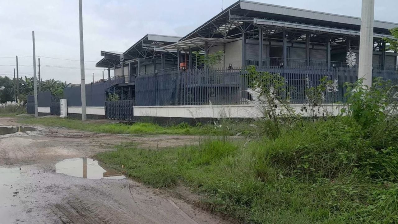 বাজারের সামনের সড়কের অবস্থা বেহাল