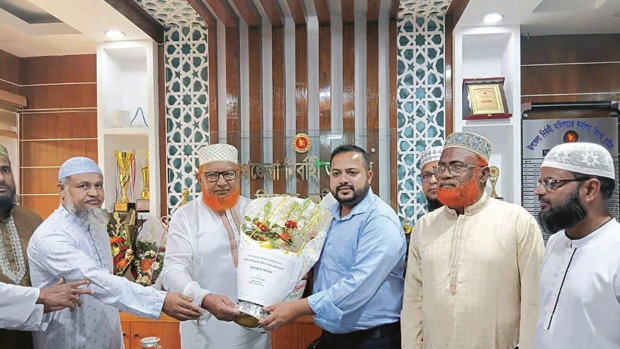 নেতাকর্মী নিয়ে ইউএনওকে সংবর্ধনা জামায়াত এমপির