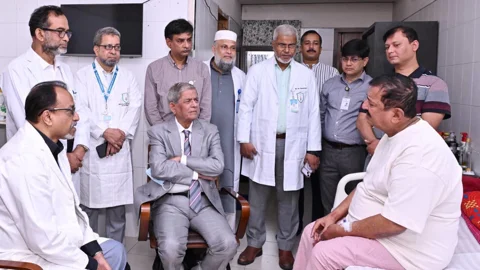 ভূমিমন্ত্রীকে দেখতে হাসপাতালে রাষ্ট্রপতি