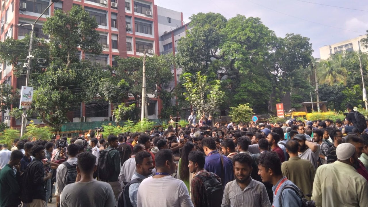 শিক্ষা ভবনের সামনে অবস্থান নিয়ে শিক্ষার্থীদের বিক্ষোভ
