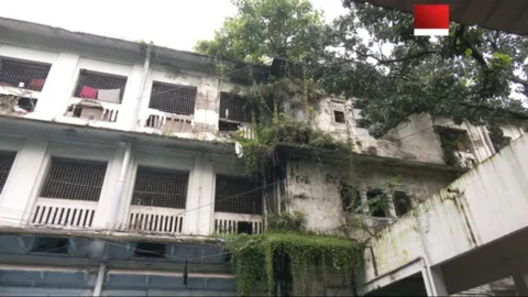 ভবনে ঝুঁকি নিয়ে বসবাস, কর্তৃপক্ষের ঘাড়ে গ্যাস-বিদ্যুতের বিলের বোঝা