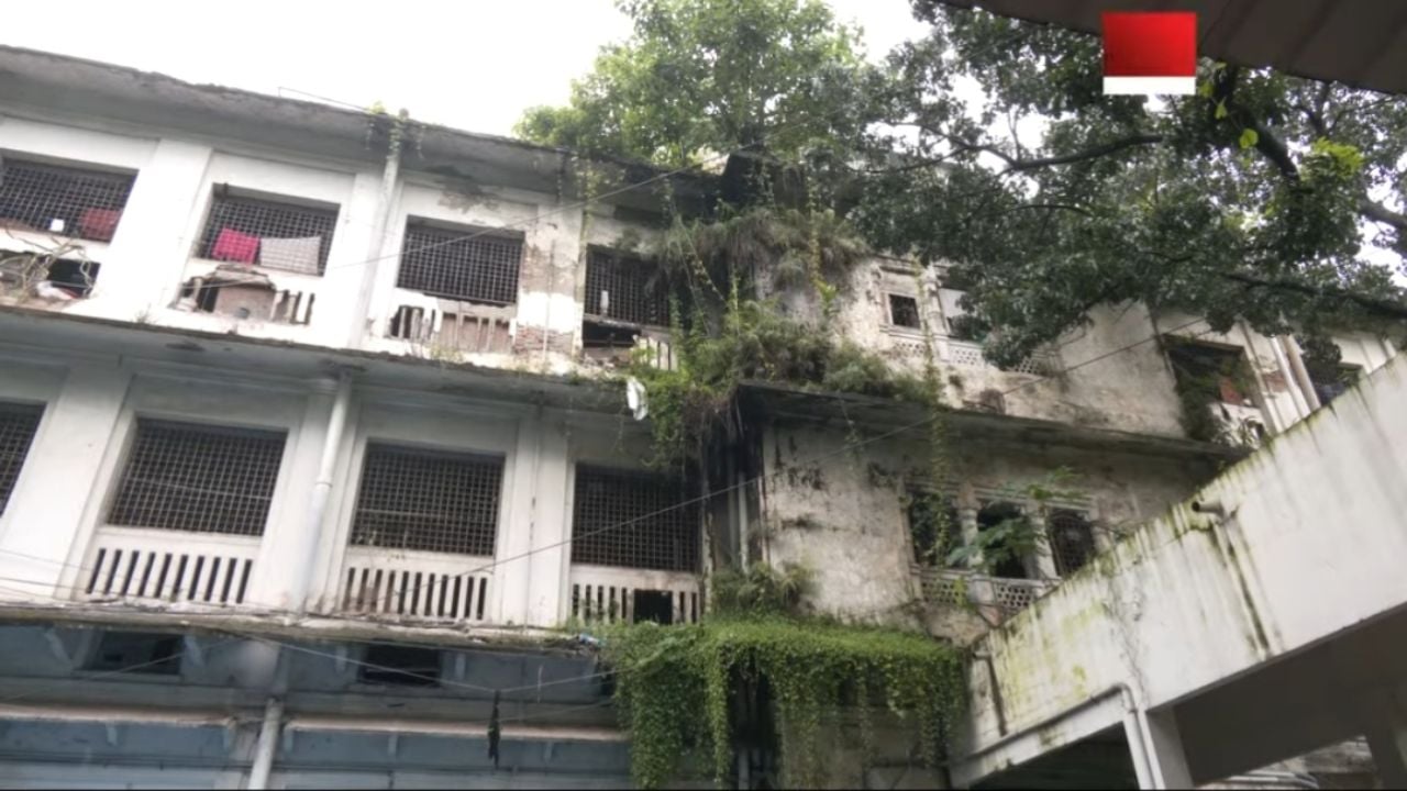 ভবনে ঝুঁকি নিয়ে বসবাস, কর্তৃপক্ষের ঘাড়ে গ্যাস-বিদ্যুতের বিলের বোঝা