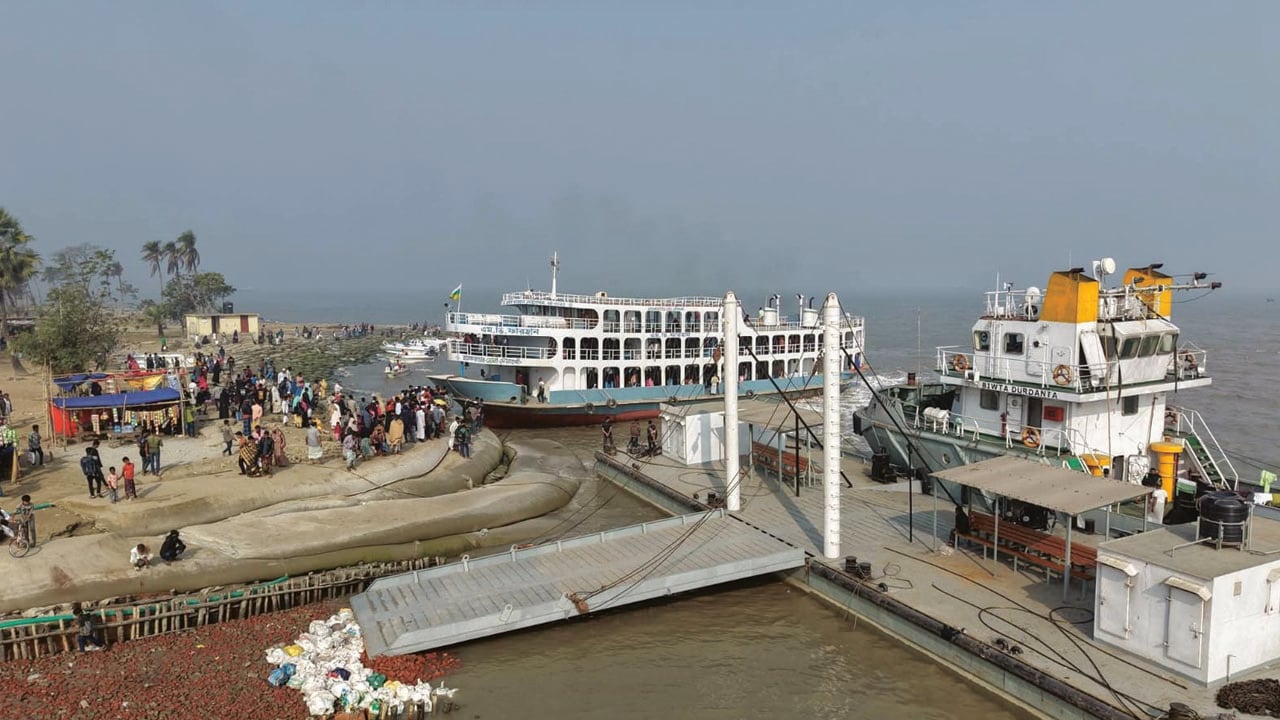 হাতিয়ায় নৌ চলাচল বন্ধ