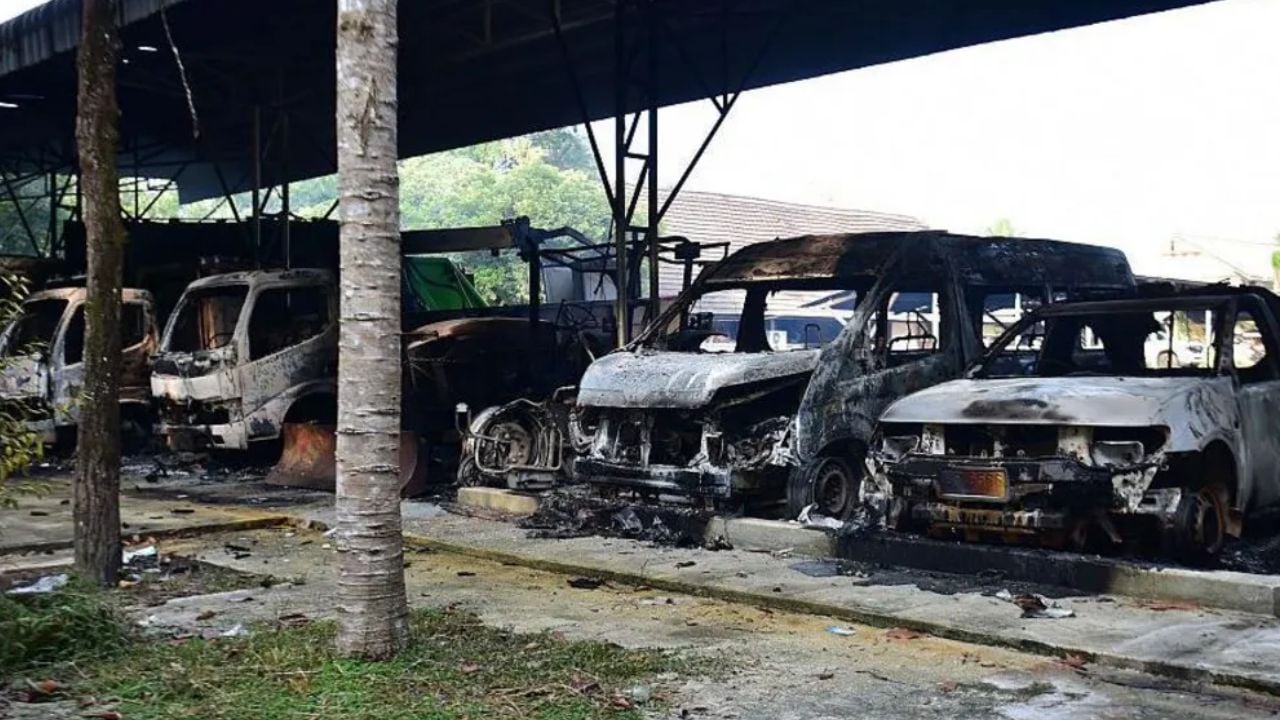 নারাথিওয়াতের একটি প্রশাসনিক কার্যালয়ের বাইরে পুড়ে যাওয়া গাড়ি