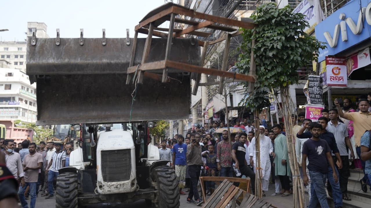 পথচারীদের চলাচল নির্বিঘ্ন করতে ফুটপাত দখলমুক্ত করার অভিযান চালাচ্ছে ডিএনসিসি। ছবি: ডিএনসিসি’র সৌজন্যে