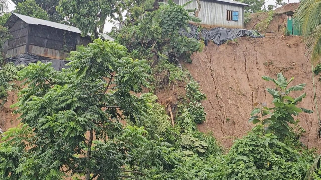 বান্দরবানে পাহাড়ধসে একই পরিবারের তিনজনসহ নিহত ৫