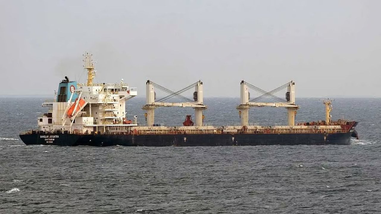 হরমুজ প্রণালি পারাপারের অপেক্ষায় ‘বাংলার জয়যাত্রা’