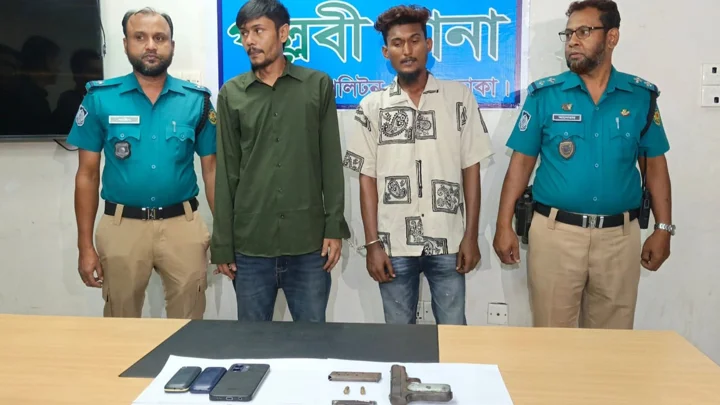 পল্লবীতে পুলিশের চেকপোস্টে পালানোর চেষ্টা, পিস্তল-গুলিসহ দুই যুবক গ্রেপ্তার