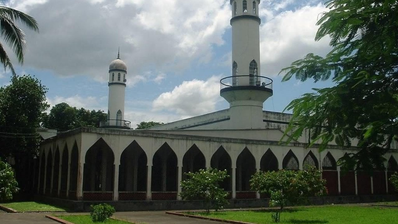 মসজিদে এসি স্থাপন নিয়ে মুখোমুখি ঢাবি প্রশাসন ও ডাকসু