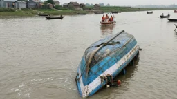 গঙ্গায় নৌকাডুবি, শিশুসহ নিহত ১৩