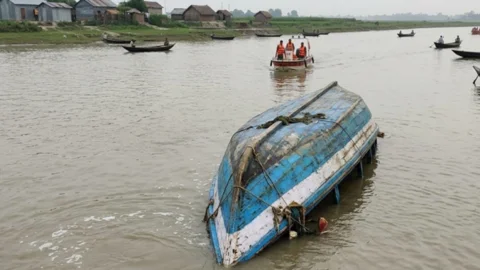গঙ্গায় নৌকাডুবি, শিশুসহ নিহত ১৩