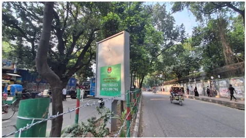 ঢাকার যত্রতত্র বিলবোর্ড, বাড়ছে দুর্ঘনার ঝুঁকি