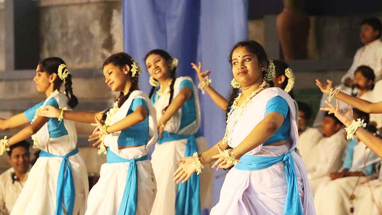 শরতের নীল আকাশ আর সাদা মেঘের সঙ্গে মিল রেখে শাড়ি পরেন নৃত্যশিল্পীরা