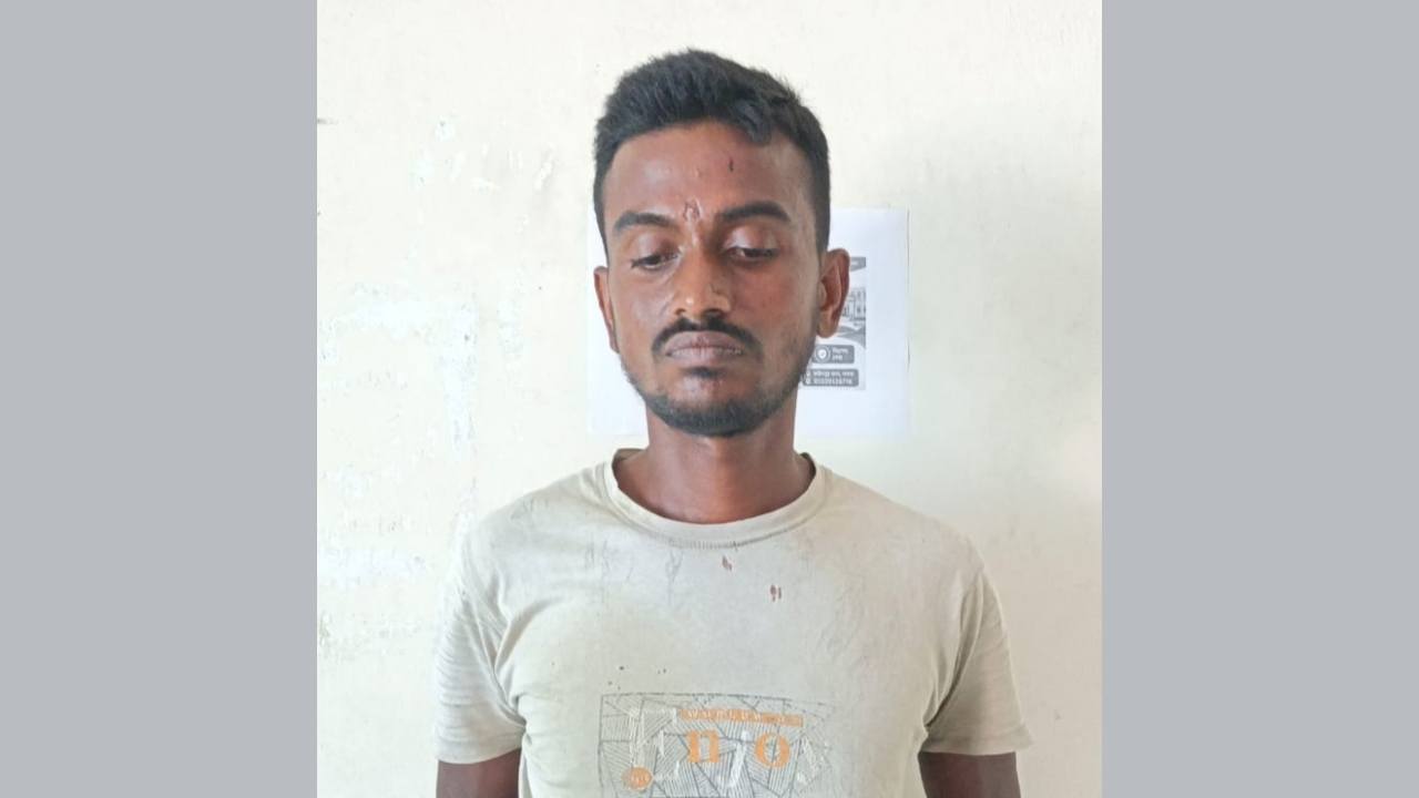 নেশার টাকা না পেয়ে মাকে গলা কেটে হত্যা, অভিযুক্ত ছেলে আটক