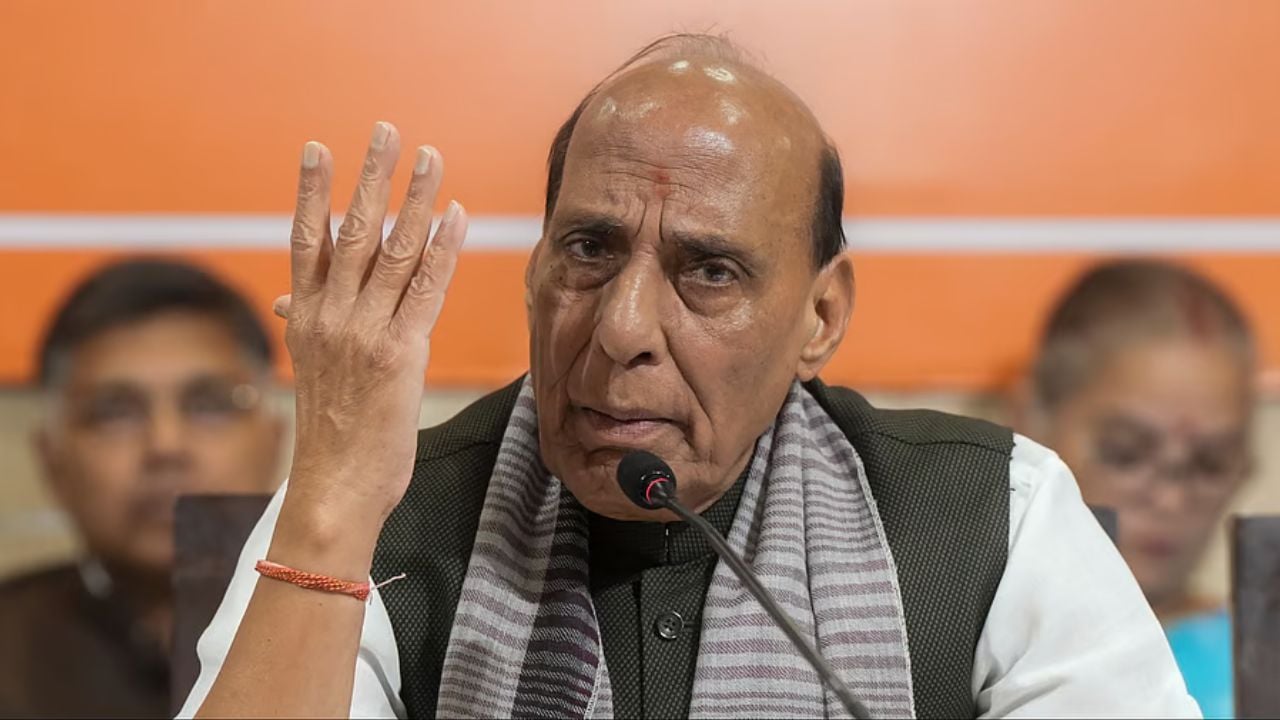 বাংলাদেশের মতো করে সরকার পরিবর্তনের চেষ্টা করছে কংগ্রেস: রাজনাথ সিং