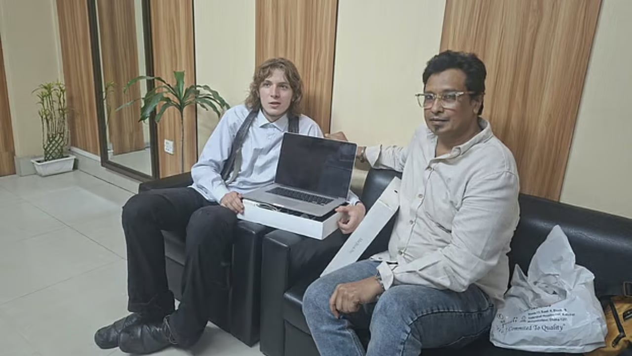 ‘বাংলাদেশ ভ্রমণ যেন আনন্দের হয়’, সেই জার্মান তরুণকে ম্যাকবুক উপহার বাংলাদেশির