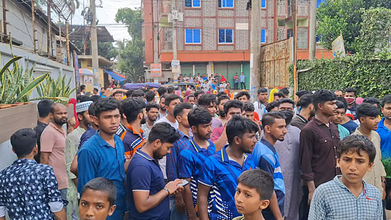শ্রীপুরে কারখানায় নারী শ্রমিকের মৃত্যু, প্রতিবাদে বিক্ষোভ