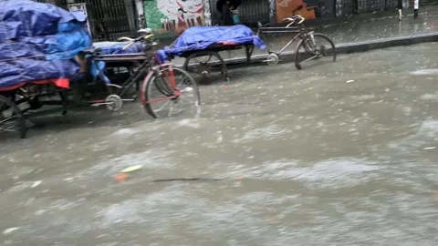 ভোররাতের বৃষ্টিতে ডুবলো ঢাকা
